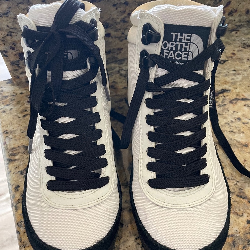 Northface Back-to-Berkeley Women’s Boot Size 5